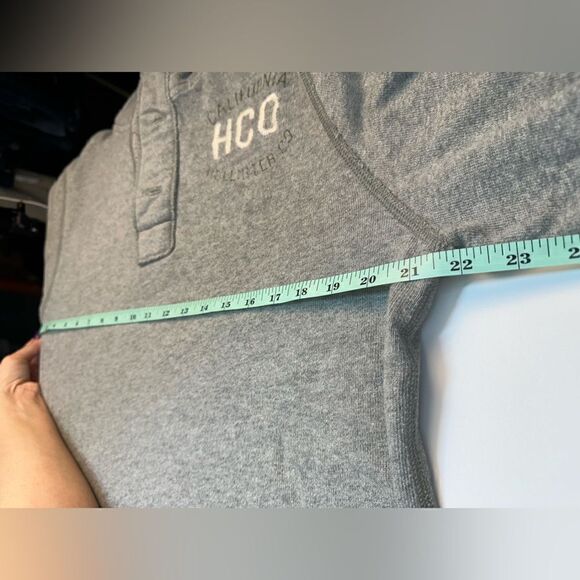 Men’s XL Hollister Sweatshirt - Small hole - Picture 8 of 9